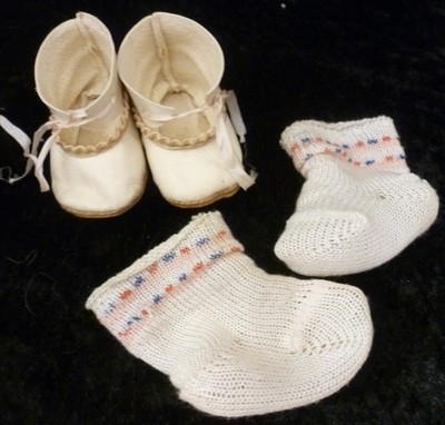 ALTE LEDERSCHUHE & SOCKEN für ANTIKE PUPPE, Puppenschuhe, Puppenkleidung