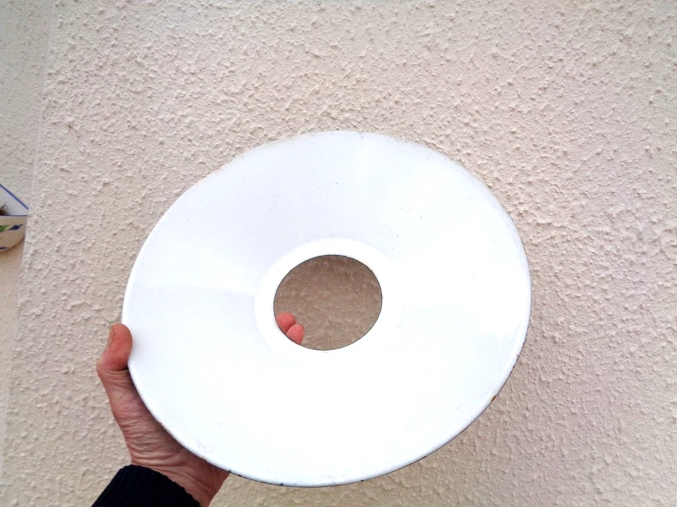 Ancienne lampe de cour de ferme abat-jour émaillé grande taille fond de stock - Photo 3/3