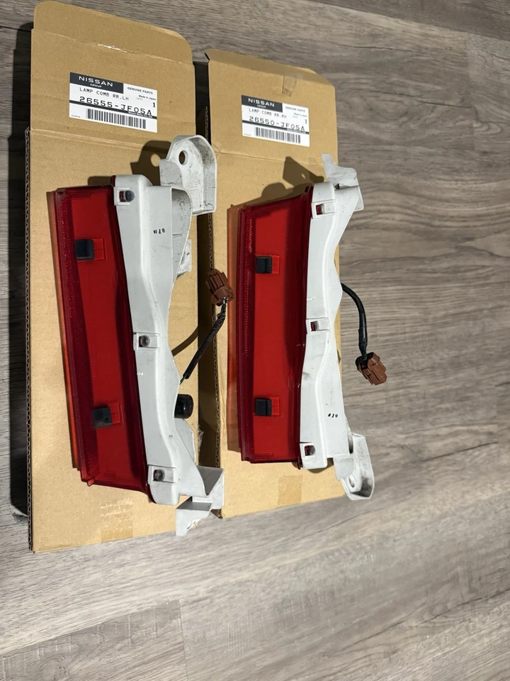 Nissan GTR R35 GTR35 OEM REAR left and right side marker complete - Image 2 of 2