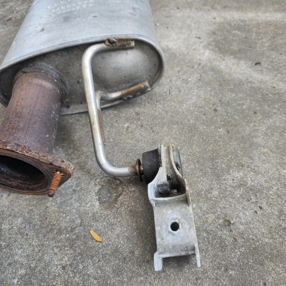 Silenciador/resonador de escape medio Chevy Traverse 2018-2024 OEM Foto 4 de 4