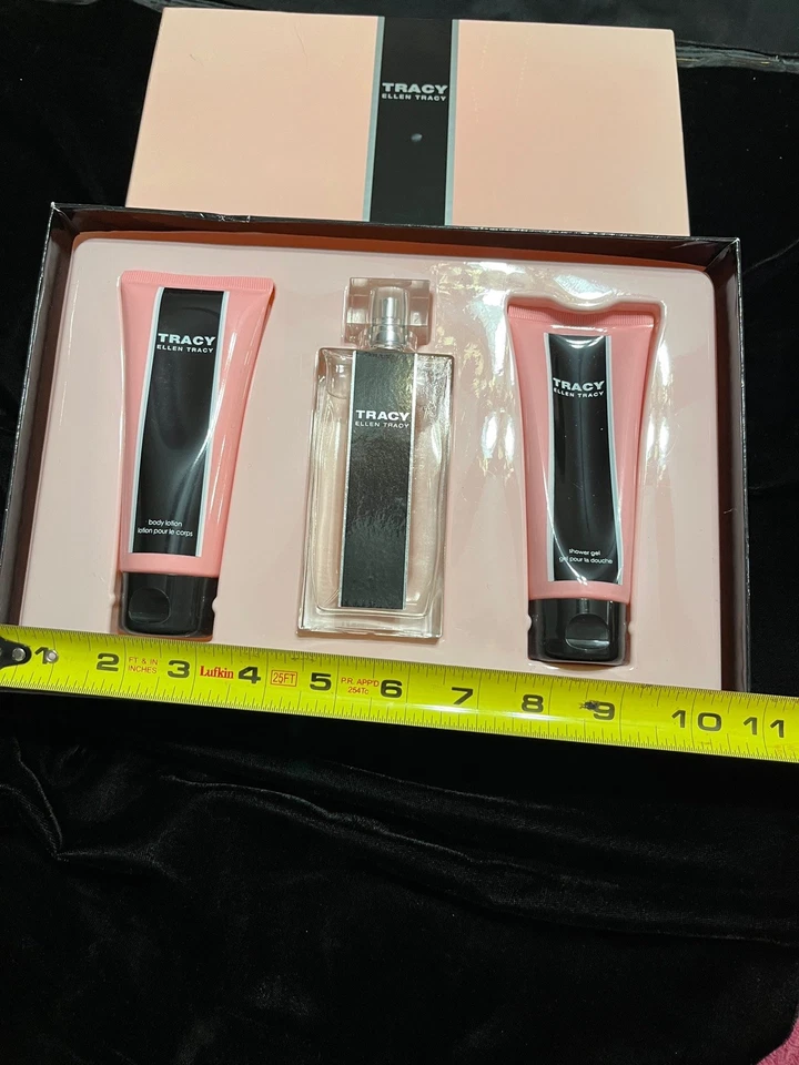ELLEN TRACY GIFT SET. 2.5OZ SPRAY PERFUME +3.4OZ BODY LOTION +3.4 OZ  SHOWER GEl - Image 4 of 4