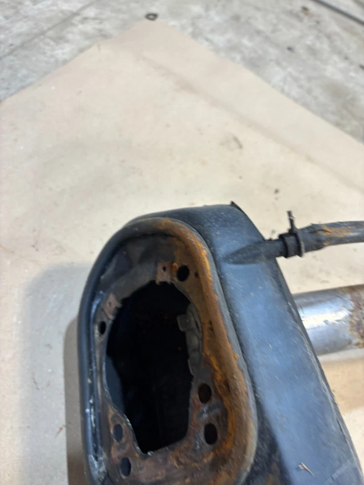 Ford Galaxy Ltd 68 1968 cuello de llenado de combustible con cubierta OEM C8AB-6227936-B Galaxy Foto 3 de 4