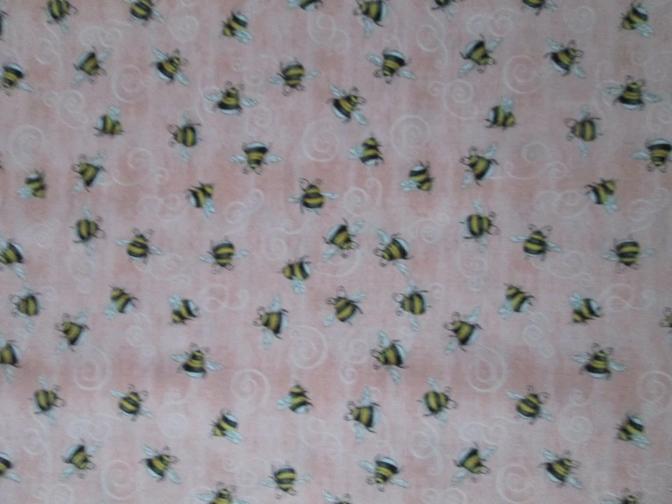 ABEJAS REALISTAS ZUMBIDO AMARILLO REMOLINOS ROSA CORAL ABEJA TELA DE ALGODÓN BTHY Foto 2 de 4