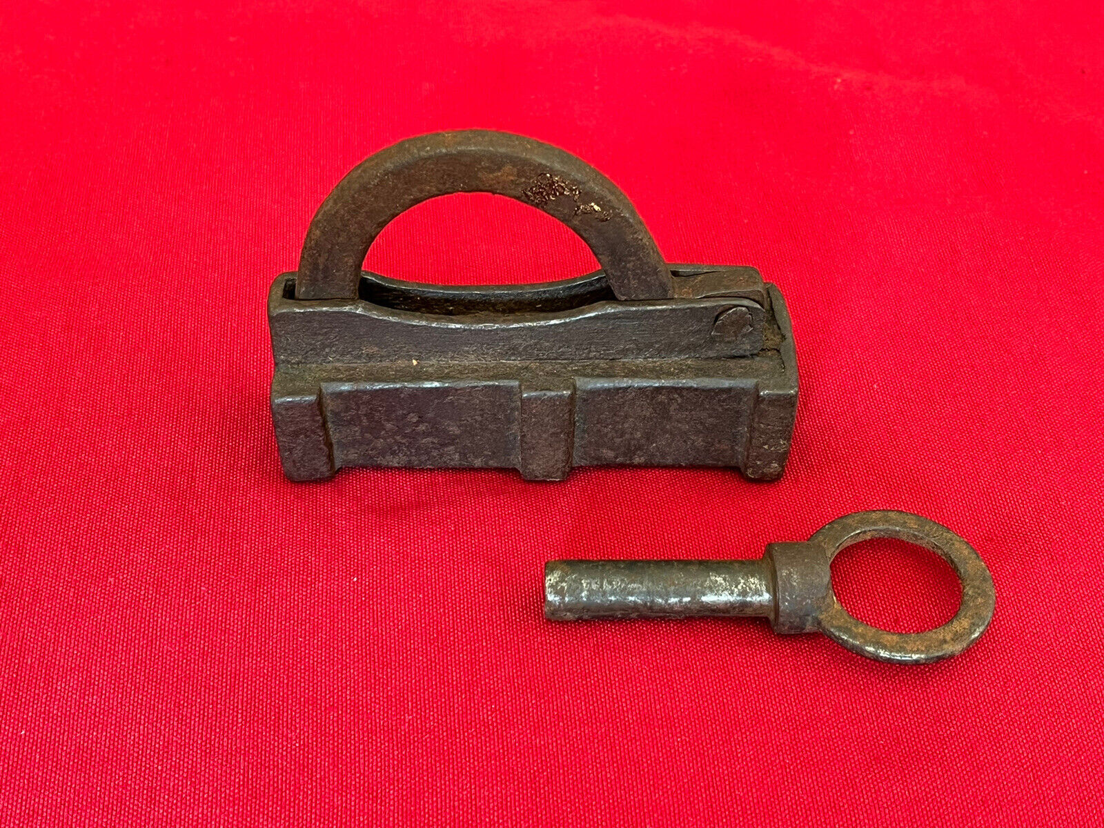 Antikes Vorhängeschloss mit Schlüssel Handgeschmiedet 16/17 Jahrhundert