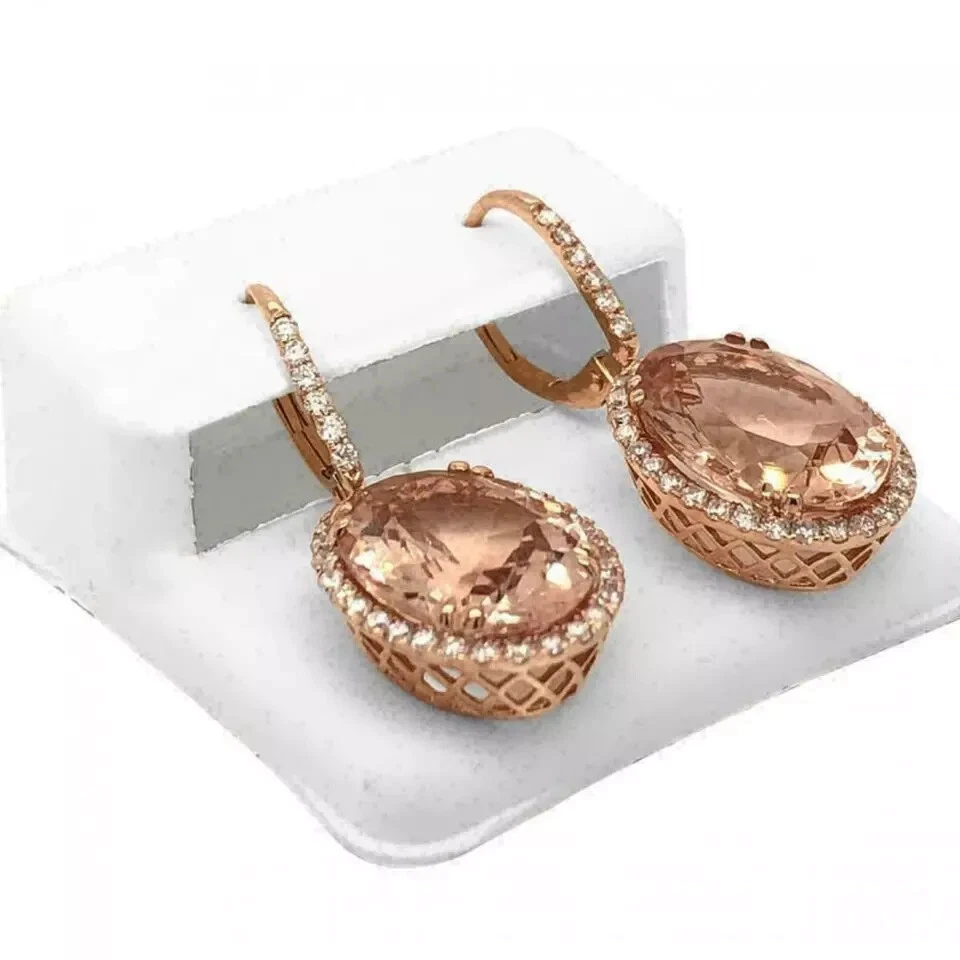 Pendientes colgantes y halo de morganita simulado de corte ovalado de 4 quilates enchapados en oro rosa de 14 quilates Foto 3 de 3