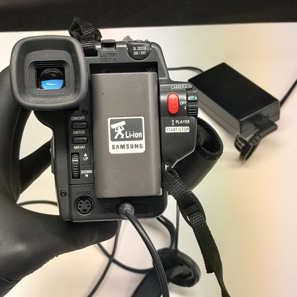 Samsung SCW62 Digital Camcorder 8mm VHS-C Easy Q Silver with Bag & Charger - Image 2 of 4