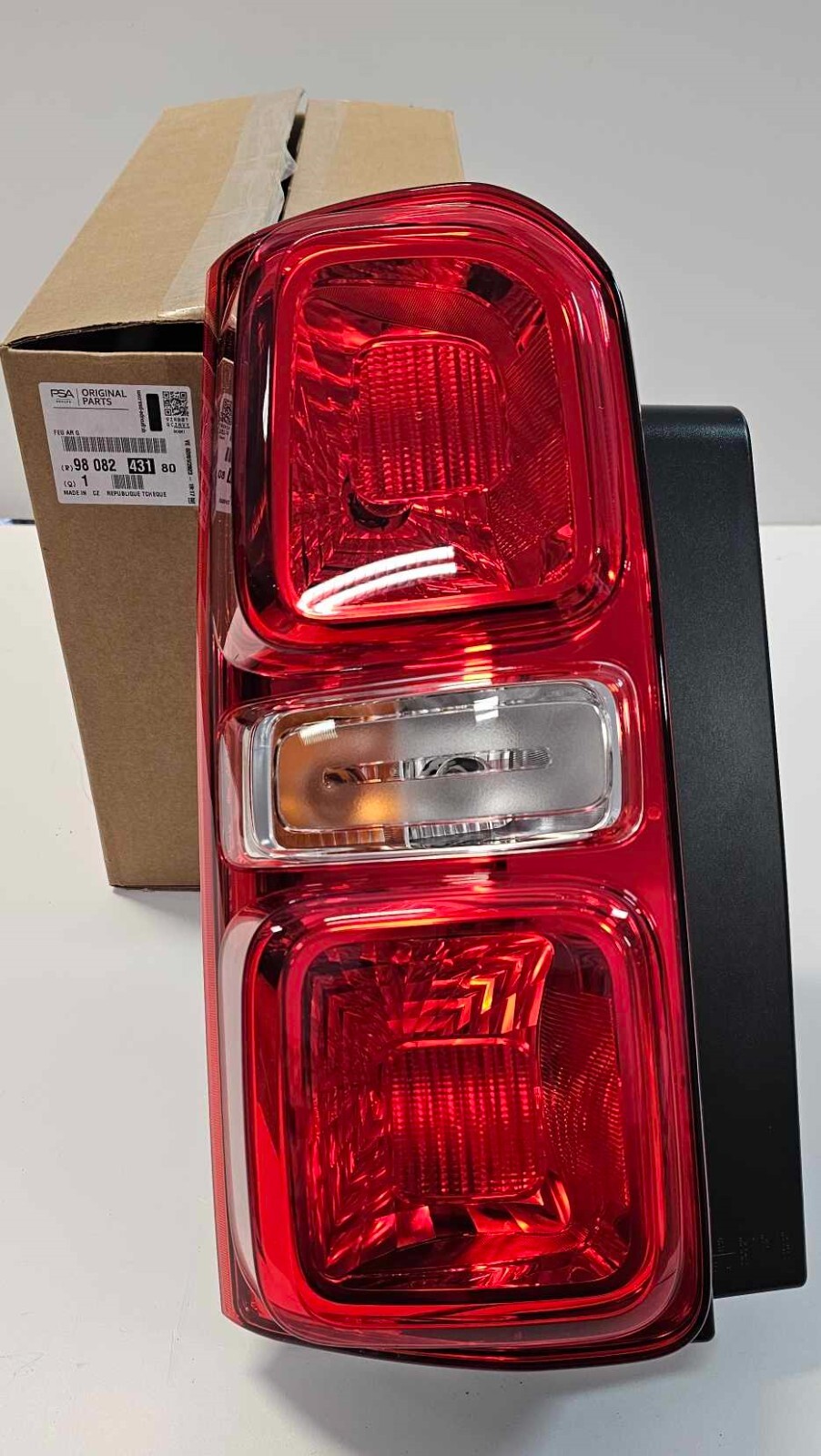 Feu arrière gauche 9808243180 pour Peugeot Expert IV idéal pour sécuriser vos tournées de livraison