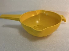 Tupperware 2Qt Strainer Colander 2 Pour Spouts Handle #1523 Yellow Gold