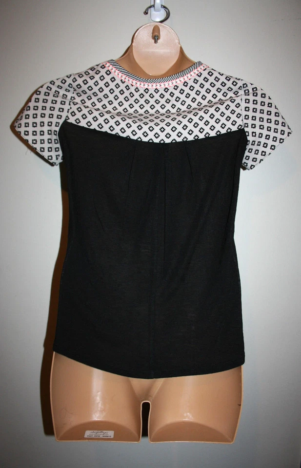 Blusa feminina MOA MOA preta/rosa acinzentada estampada manga curta pequena P  - Imagem 3 de 3