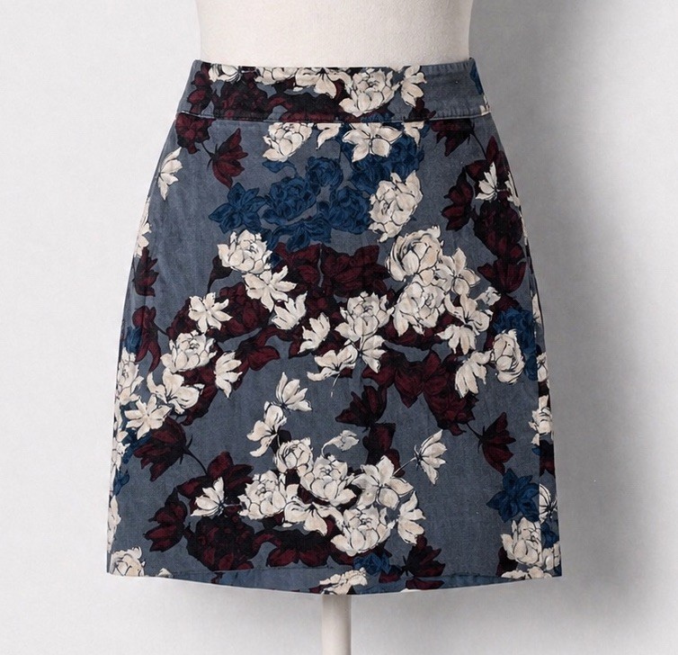 LOFT Pencil Skirt Size 6 Lined Gray Blue Burgundy White Floral Work Soft Pretty