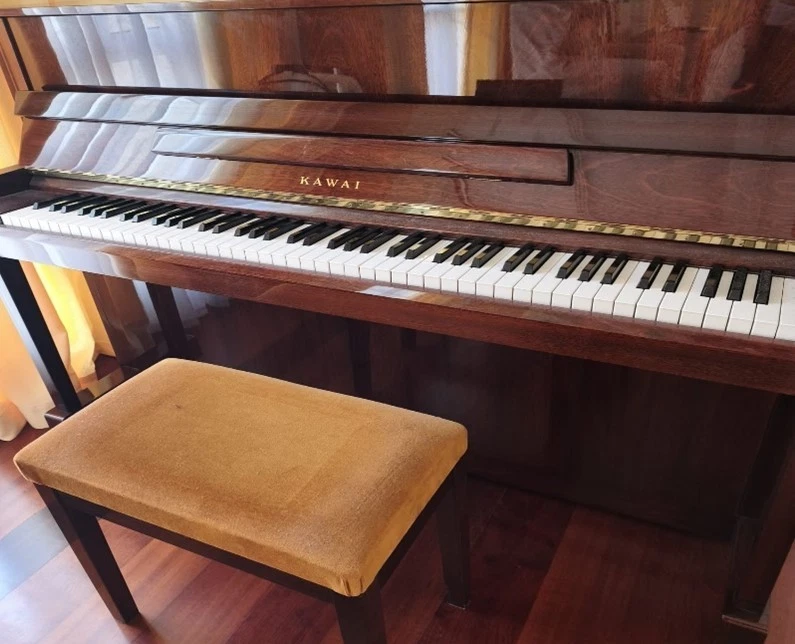 PIANO VERTICAL MARCA KAWAI MODELO KX15 150 CM LARGO, 110 CM ALTO y 59 CM