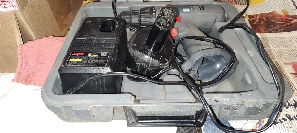 SKIL Cordless DRILL Driver - Model HD2745 - 12 Volt W/ Battery Charger & One Bat - Image 2 of 4