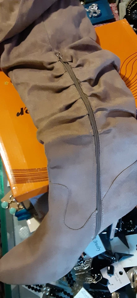 BOTAS NUEVAS FOREVER LOOK GAMUZA TOPO TALLA 10 Foto 2 de 4