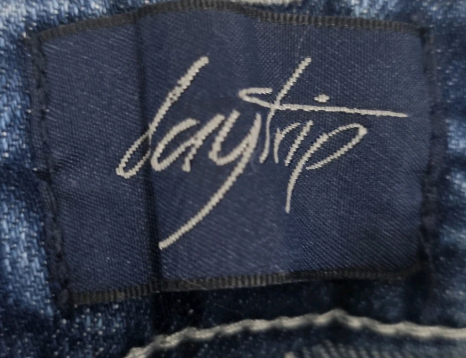 Daytrip Jeans 26R Virgo Bootcut  28 Inch Waist  30 Inch Inseam 8 Inch Rise - Image 3 of 4