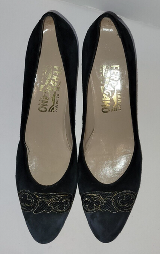 SALVATORE FERRAGAMO 8.5 AA Negro Gamuza Dorado Bordado Gatito Tacón Bomba Italia - Imagen 24 de 24