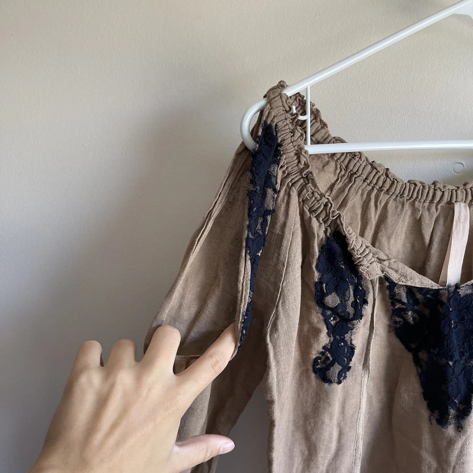 Blusa Bailey 44 marrom preta mistura de linho ombro frio tamanho pequeno - Imagem 3 de 4