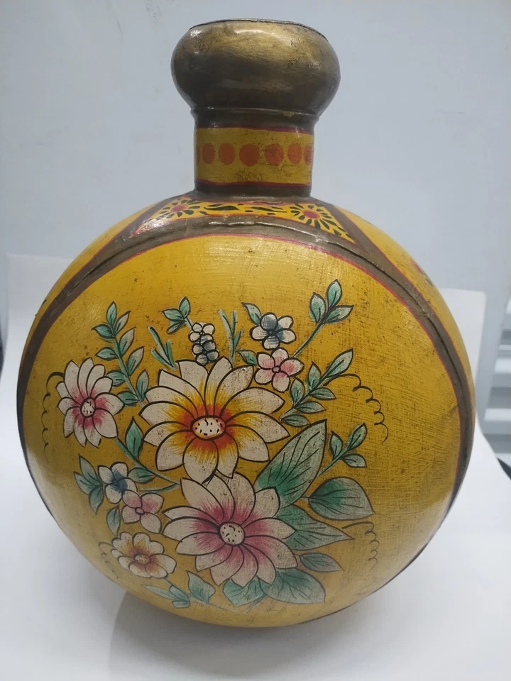 Olla de aceite redonda de hierro vintage, hecha a mano Foto 2 de 4