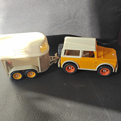 Schleich Jeep und Pferdeanhänger