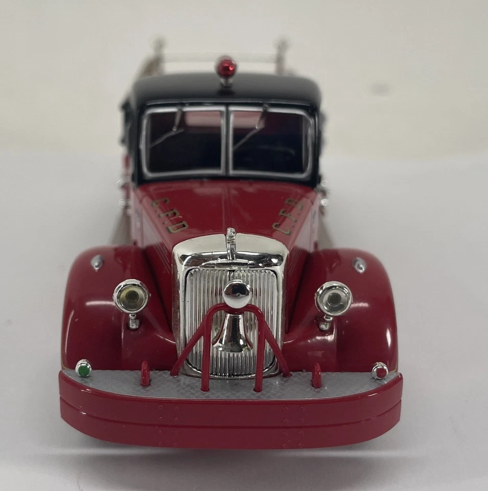 Corgi 1:50 Scale Ltd Ed US52804 Mack L Closed Cab Pumper Chicago Fire Engine #50 - Image 4 of 4