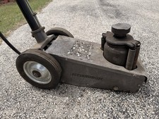 Pittsburgh Automotive 22 Ton Airhydraulic Floor Jack Pittsburgh Automotive 22 Ton Airhydraulic Floor Jack