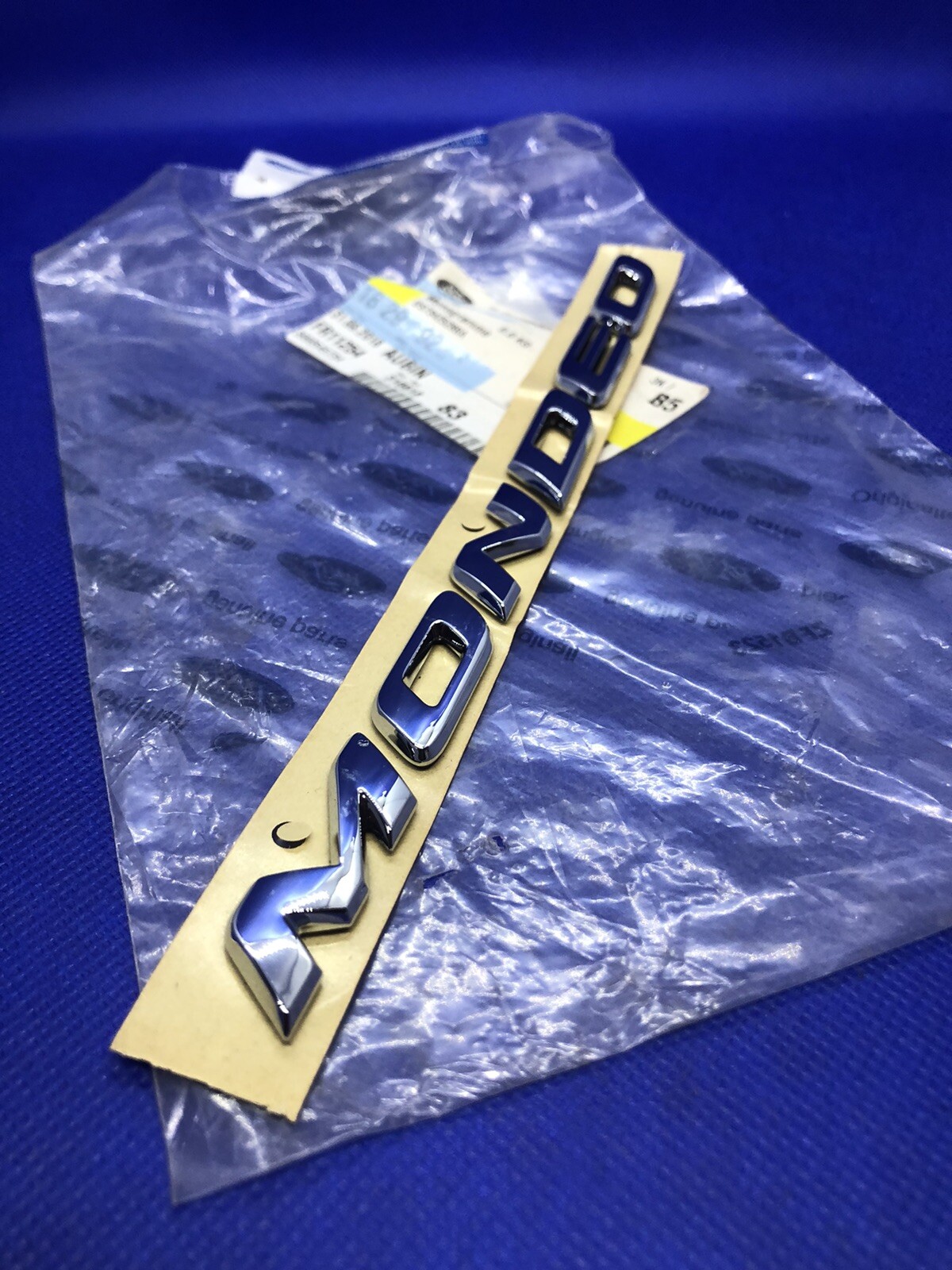 Emblème Ford Mondeo neuf pour remplacer un logo de coffre usé