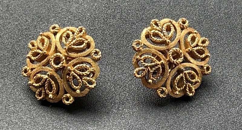 Crown Trifari Vintage Gold Filigree Clip-On Earrings Elegant Floral Design State