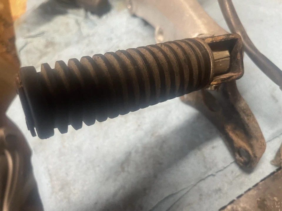 1978 Honda Cb400 Hawk Hondamatic conjunto de peg de pé lateral esquerdo - Imagem 3 de 4