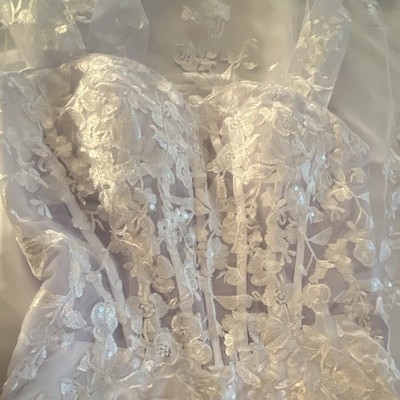Ivory/White Lace Ball Gown Wedding Dress Sweetheart Sleeveless Button Back