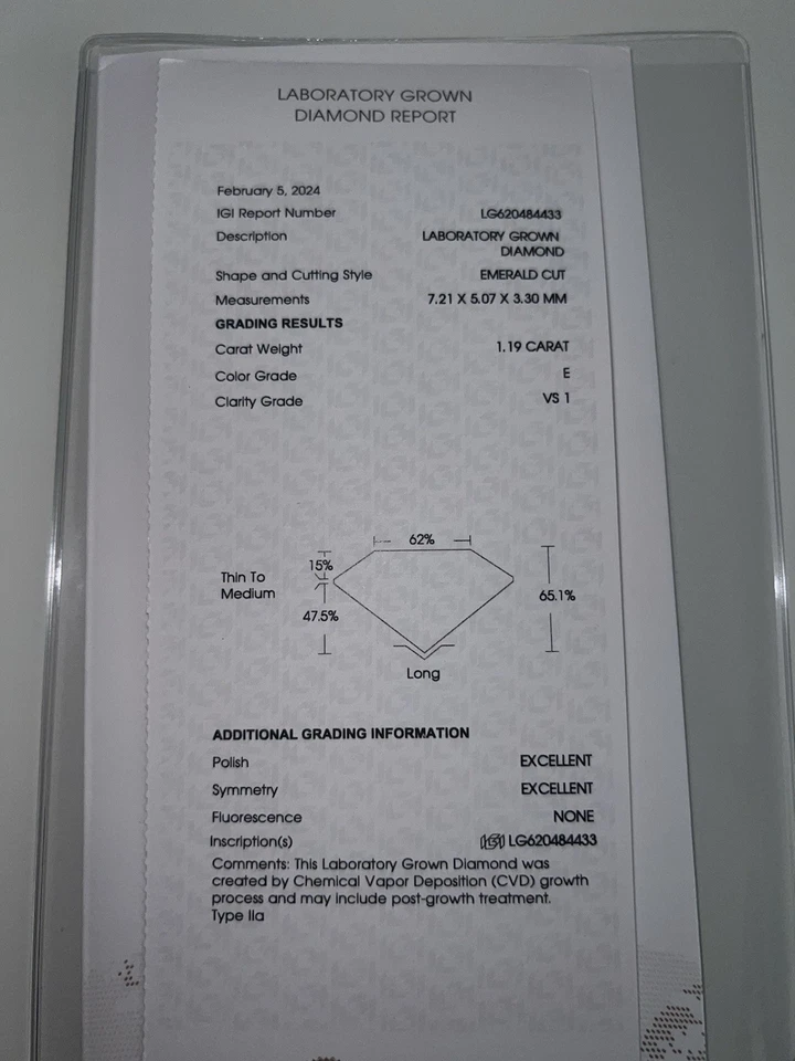 NUEVO Anillo de Compromiso Charles & Colvard Solitario Diamante Esmeralda Banda Oro Amarillo Foto 3 de 4