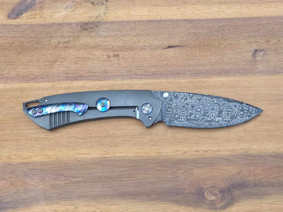 Melvin Lozado - Hoja Personalizada Apolo Damasco Mango Titanio Acentos Timasco  Foto 2 de 4