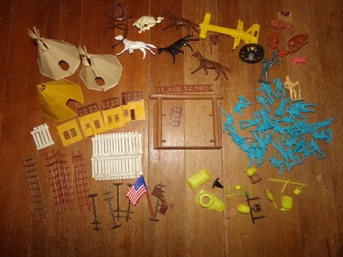 GROUP LOT OF MARX FORT APACHE PLAYSET PLASTIC FORT  ACCESSORIES, PARTS, FIGURES