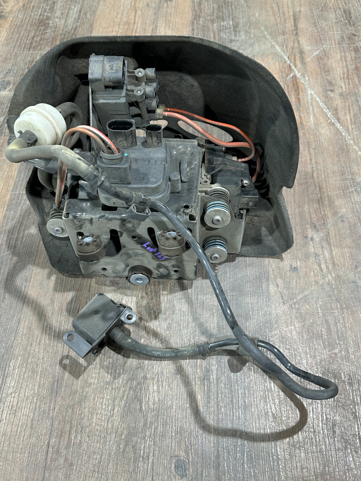 2018-2024 LAMBORGHINI URUS WABCO AIR SUSPENSION COMPRESSOR VALVE BLOCK ASSEMLY