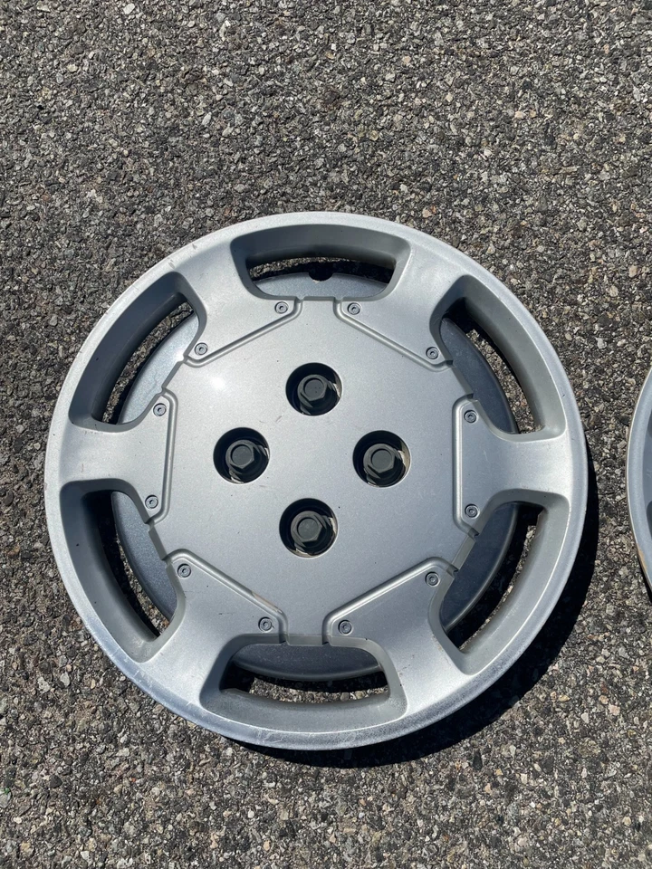 Лот из 2 болтов серии 1991-1995 Saturn S на 14-дюймовых колпаках колес - Изображение 3 из 4