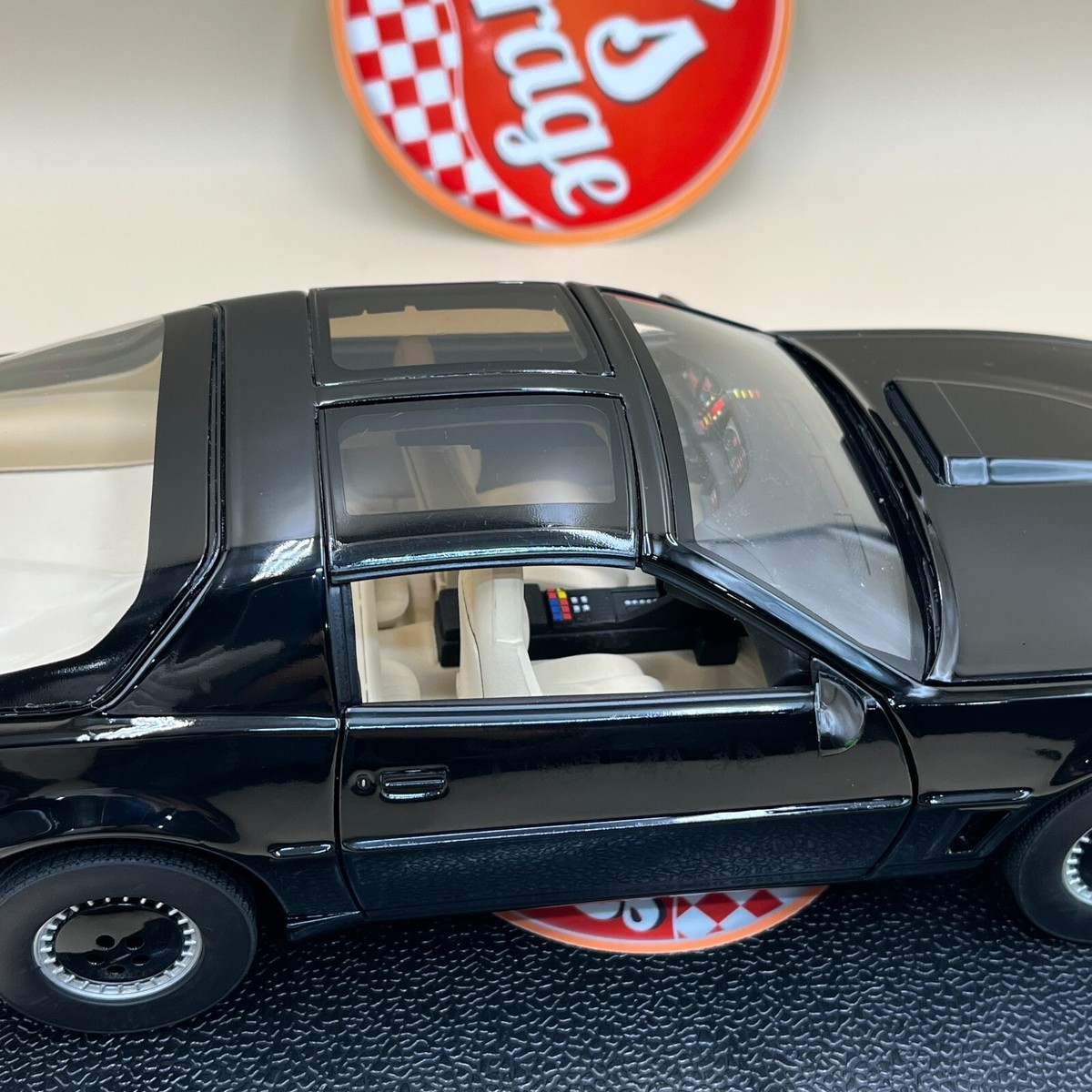 気まぐれ値下げ中！KNIGHT RIDER KITT&KARR 1/18 気まぐれ値下げ中！KNIGHT RIDER KITT&KARR 1/18