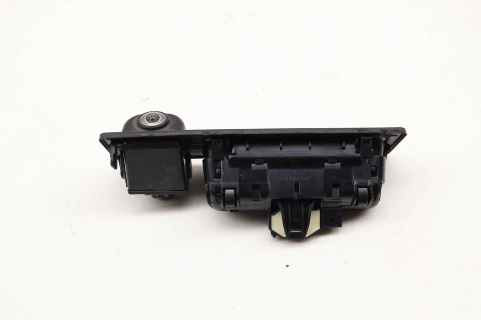 BMW M235I XDRIVE 2015-2016 - Manija/interruptor de tapa de maletero con cámara de reversa Foto 2 de 4