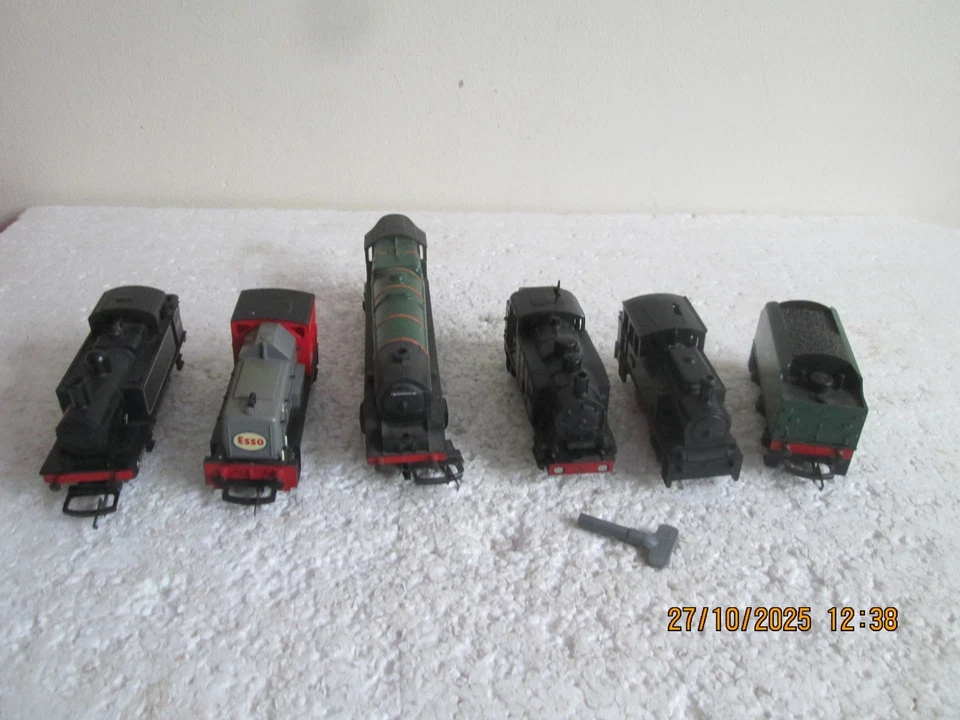 2  CLOCKWORK ENGINES WITH 1 KEY WORKING  + 3 OTHER ENGINES ETC.    see des. - Image 4 of 4