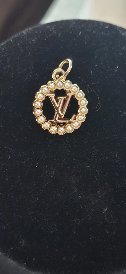 Louis Vuitton oro amarillo/perla colgante encanto con cadena de ley 925 fuera de marca Foto 3 de 4
