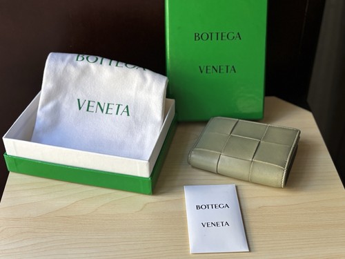 Authentic Bottega Veneta folded zipper Cassette Bifold Wallet Olive Leather