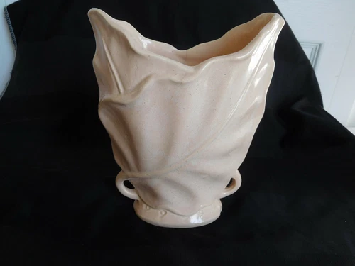 soft speckled pink flesh peach Brush USA 604 McCoy WRAPPING LEAF VASE vintage