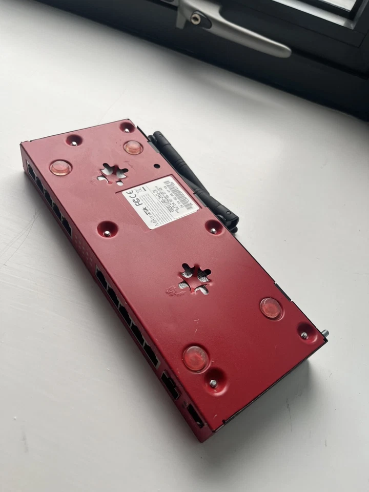 MIKROTIK RB2011UAS-2HnD-IN Router 10xLAN 1xSFP with 2.4Ghz 802.11bgn WiFi, LCD - Image 3 of 3