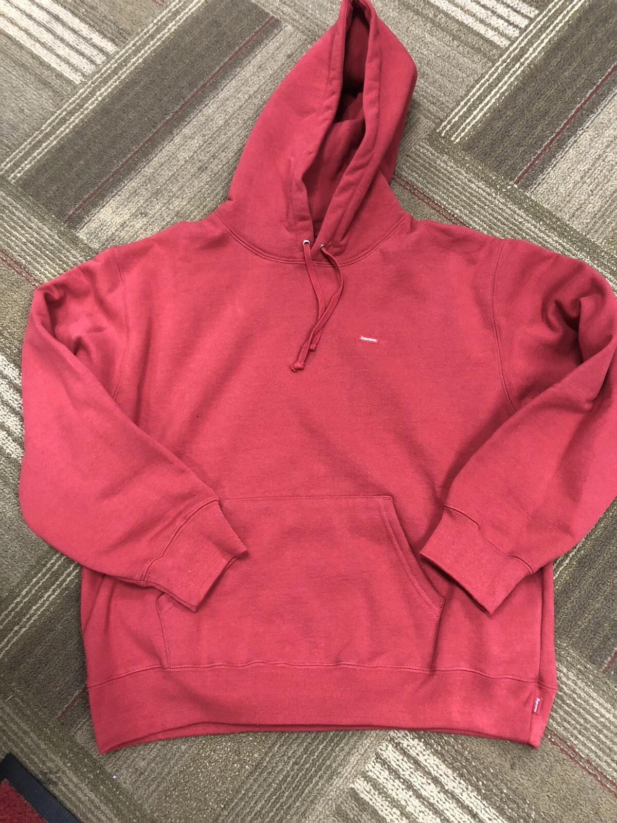 Sweat shirt à capuche logo brodé Supreme rouge neuf