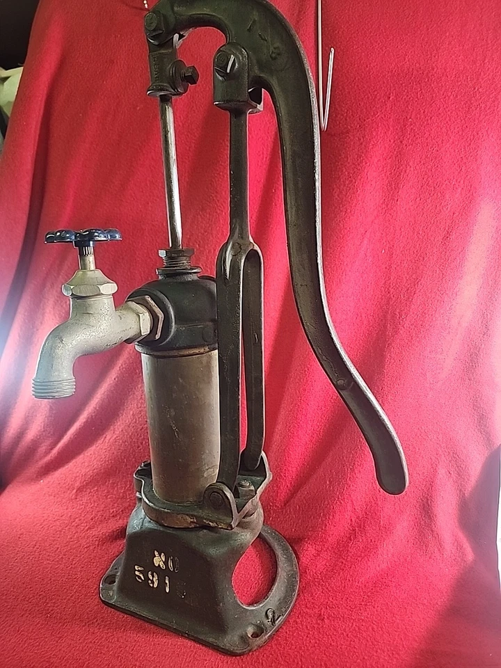 BOMBA DE ÁGUA MANUAL VINTAGE DE FERRO FUNDIDO E LATÃO com cilindro 22" de altura - Imagem 2 de 4