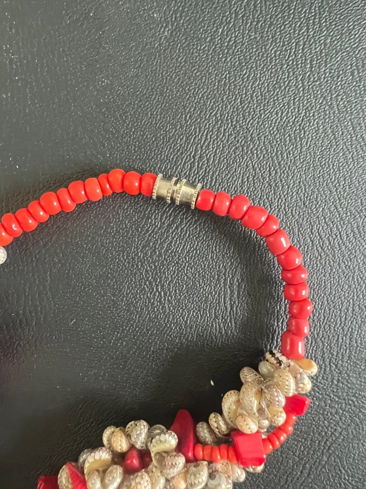 Collar de colección de coral y concha con colgante de jaspe rojo Foto 3 de 3
