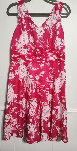 Abito vestito smanicato rosa e bianco scollo a V fiore fienile chiesa Pasqua San Valentino