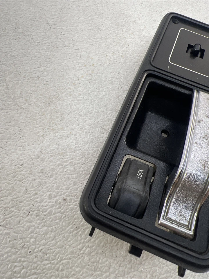 Manija de la puerta trasera del lado del conductor para Jeep Cherokee XJ 84-96 con interruptor de ventana OEM Foto 2 de 4