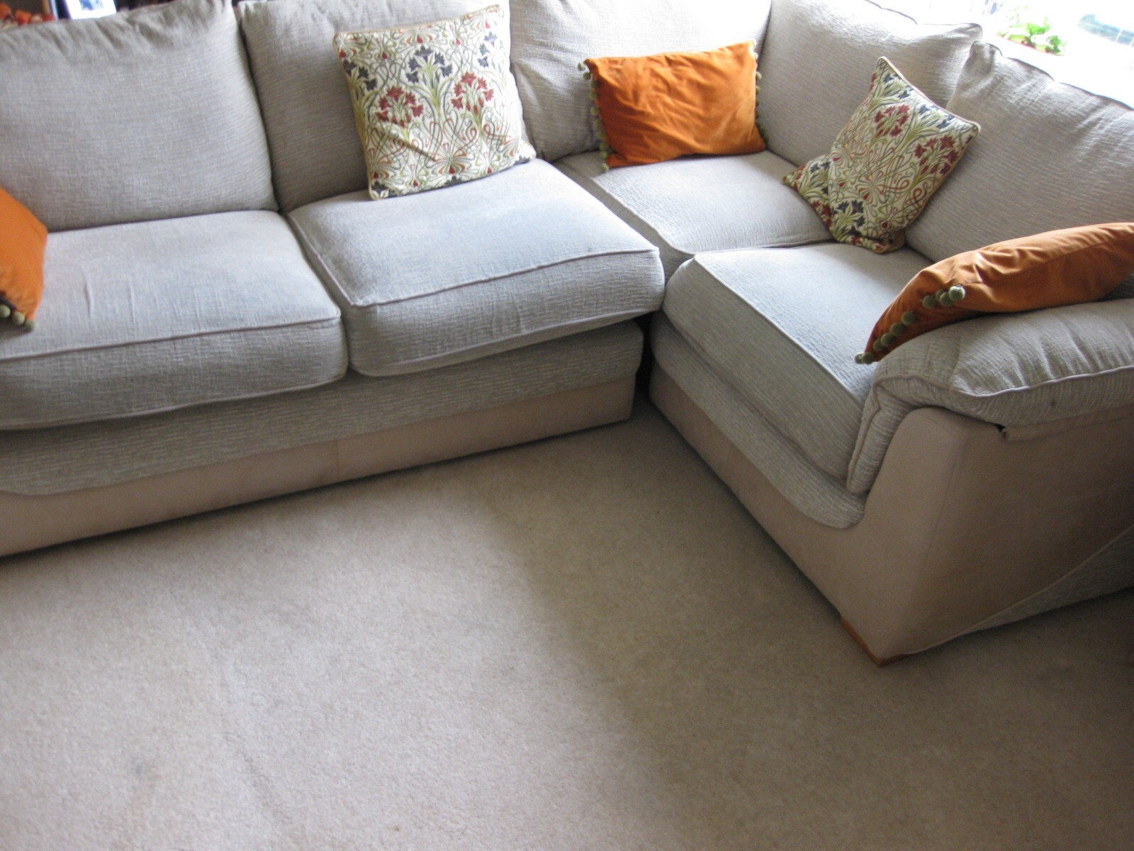 Corner sofa used pre owned, in good condition, can be separated into 2