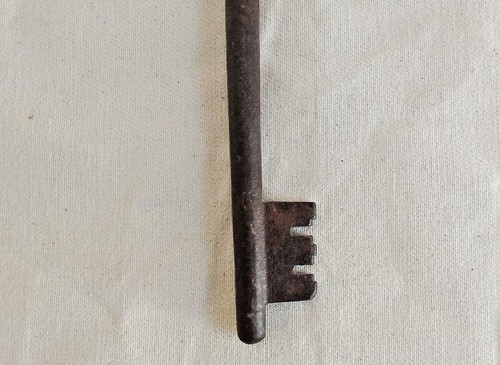 large Antique Vintage Rusty Iron Old Single Key Heavy Piece - Indian Collectible - Picture 4 of 10