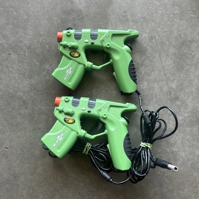 Mad Catz Blaster Xbox Light Gun Pair Green Wired Controllers 2004