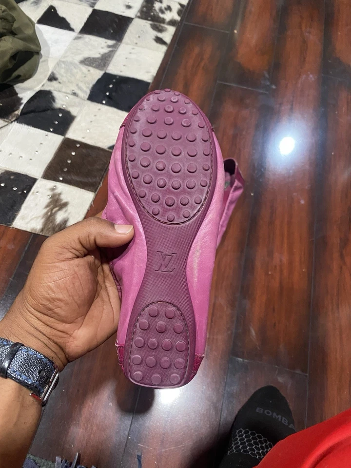 Zapatos bailarina Louis Vuitton de cuero en relieve de cocodrilo Foto 4 de 4