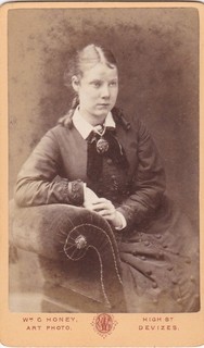 CDV FOTO. SITZENDE JUNGE DAME RINGLETS MEDAILLON VON W.G. HONEY DEVIZES